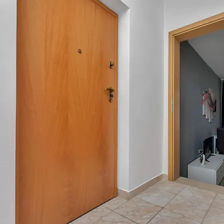 Petar With Terrace, 3min Walk To The Makarska