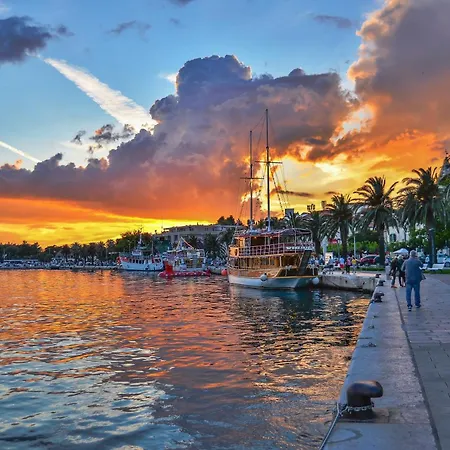 Petar With Terrace, 3min Walk To The Makarska