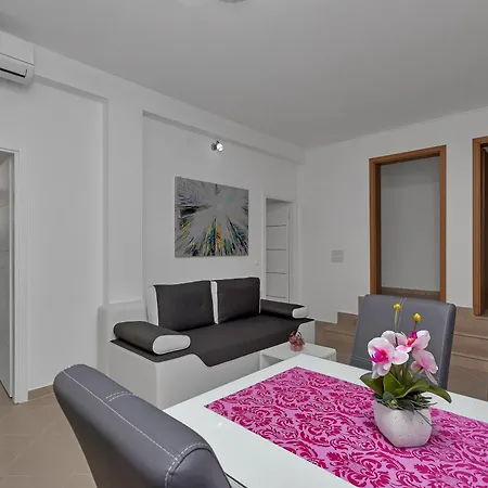 Apartamento Petar With Terrace, 3min Walk To The